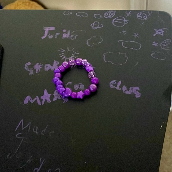 Purple bracelet 7$ made by 9 yr old - Picture 1 of 2